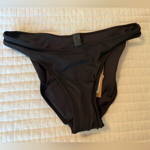 SKIMS SIGNATURE SWIM
DIPPED MID COVERAGE BOTTOM